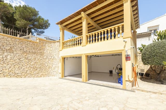 Geräumige Villa mit Blick auf die Insel Portichol in der Urbanisation Balcon al Mar de Jávea.