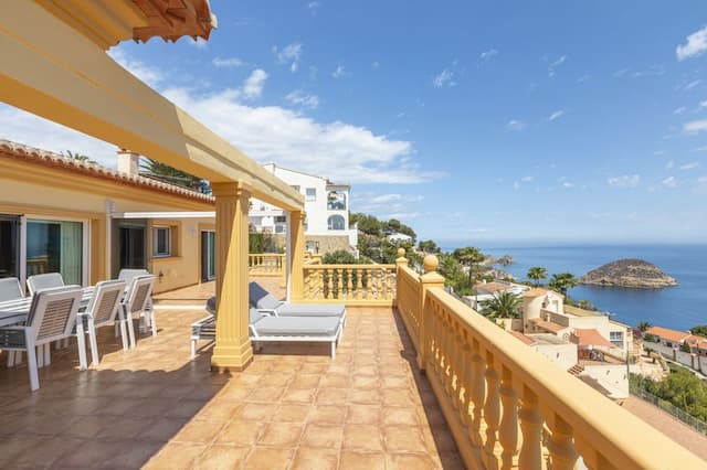 Geräumige Villa mit Blick auf die Insel Portichol in der Urbanisation Balcon al Mar de Jávea.