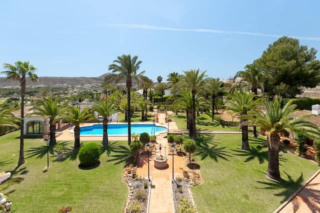 Exklusives mediterranes Anwesen, mit viel Privatsphäre, umgeben von einem tadellosen Garten in der Lluca Urbanisation in Jávea, Alicante.