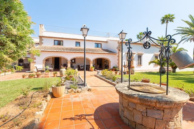 Exklusives mediterranes Anwesen, mit viel Privatsphäre, umgeben von einem tadellosen Garten in der Lluca Urbanisation in Jávea, Alicante.