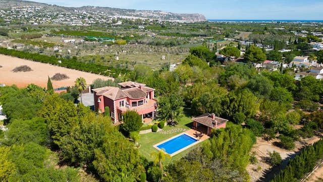 Exclusive Villa in Tarraula, Jávea: Luxury and Comfort in a Natural Setting