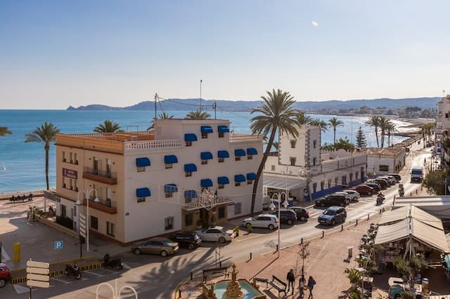 Flat for sale in Puerto, Jávea, Alicante, a few metres from the sea with beautiful views.