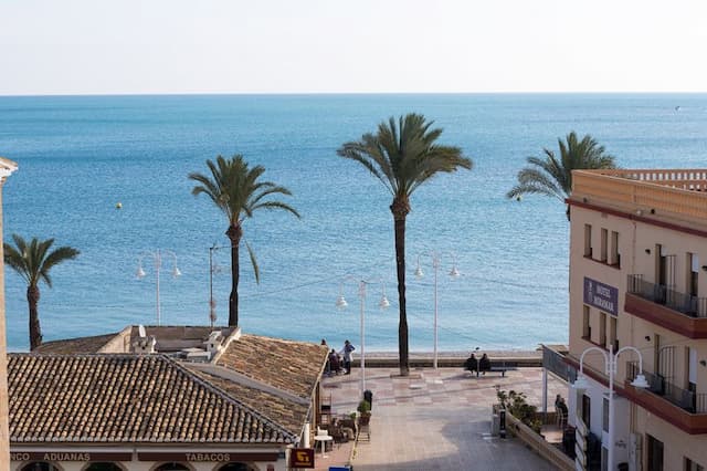 Flat for sale in Puerto, Jávea, Alicante, a few metres from the sea with beautiful views.
