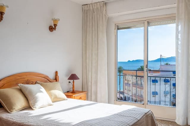 Flat for sale in Puerto, Jávea, Alicante, a few metres from the sea with beautiful views.