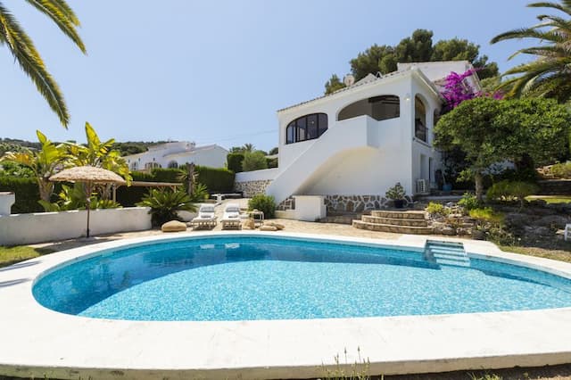 Exclusiva villa renovada en Toscal, Jávea, con piscina privada y apartamento de invitados