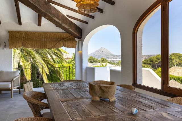 Exclusiva villa renovada en Toscal, Jávea, con piscina privada y apartamento de invitados