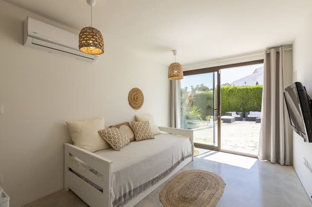 Exclusiva villa renovada en Toscal, Jávea, con piscina privada y apartamento de invitados