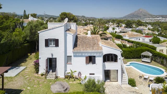 Exclusiva villa renovada en Toscal, Jávea, con piscina privada y apartamento de invitados