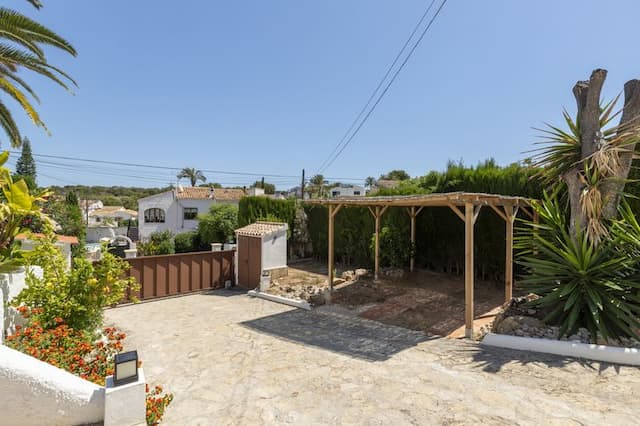 Exclusiva villa renovada en Toscal, Jávea, con piscina privada y apartamento de invitados