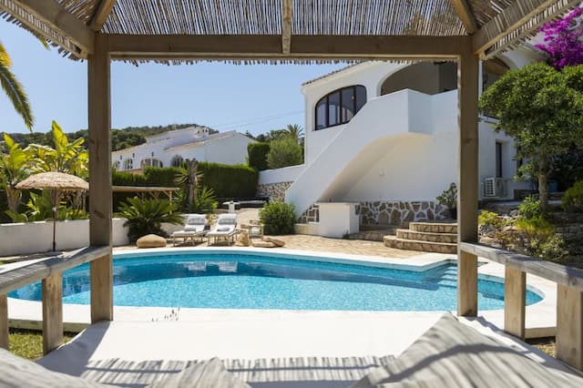 Exclusiva villa renovada en Toscal, Jávea, con piscina privada y apartamento de invitados