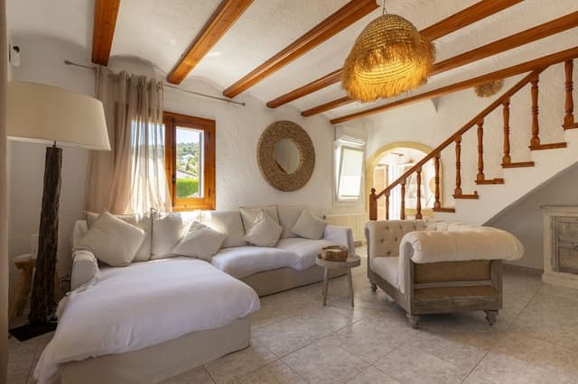 Exclusiva villa renovada en Toscal, Jávea, con piscina privada y apartamento de invitados