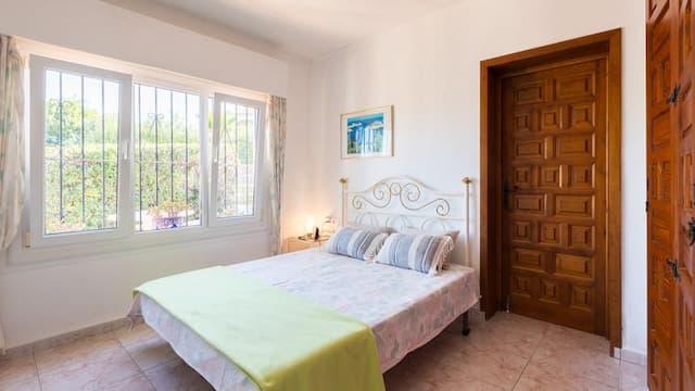 Willa z częściowym widokiem na morze w Adsubii, Jávea.