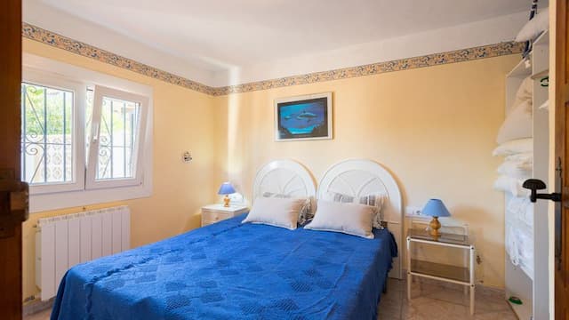 Willa z częściowym widokiem na morze w Adsubii, Jávea.