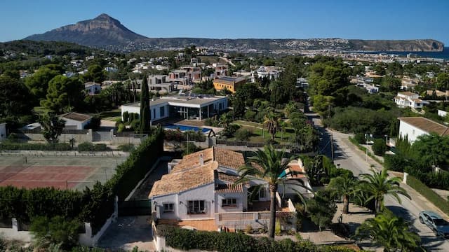 Willa z częściowym widokiem na morze w Adsubii, Jávea.