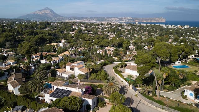 Spacious villa with swimming pool and partial sea views in Cap Marti, Jávea
