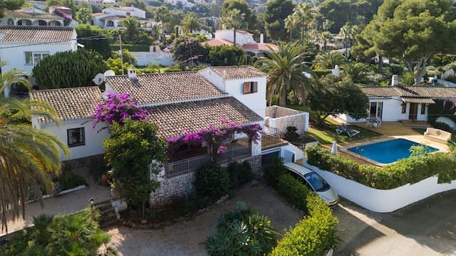 Spacious villa with swimming pool and partial sea views in Cap Marti, Jávea