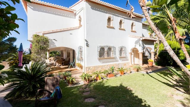 Mediterranean villa in the prestigious Portichol area of Jávea with panoramic views of Jávea Bay and Cabo de San Antonio.