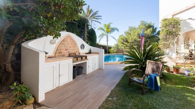 Mediterranean villa in the prestigious Portichol area of Jávea with panoramic views of Jávea Bay and Cabo de San Antonio.