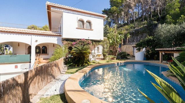 Mediterranean villa in the prestigious Portichol area of Jávea with panoramic views of Jávea Bay and Cabo de San Antonio.