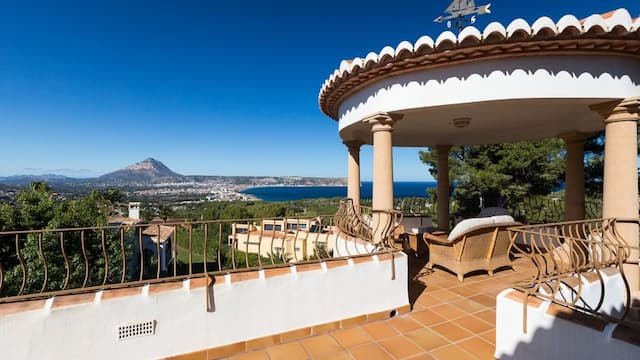 Mediterranean villa in the prestigious Portichol area of Jávea with panoramic views of Jávea Bay and Cabo de San Antonio.