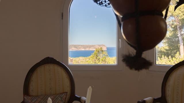 Mediterranean villa in the prestigious Portichol area of Jávea with panoramic views of Jávea Bay and Cabo de San Antonio.