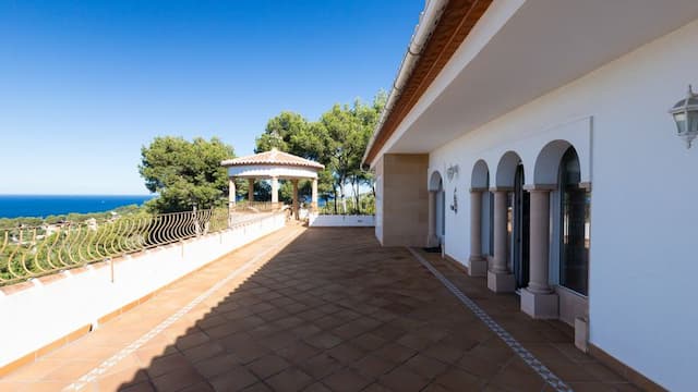 Mediterranean villa in the prestigious Portichol area of Jávea with panoramic views of Jávea Bay and Cabo de San Antonio.