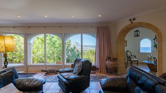 Mediterranean villa in the prestigious Portichol area of Jávea with panoramic views of Jávea Bay and Cabo de San Antonio.