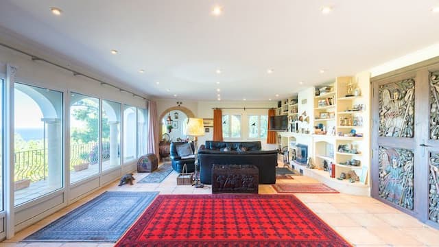 Mediterranean villa in the prestigious Portichol area of Jávea with panoramic views of Jávea Bay and Cabo de San Antonio.