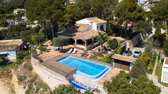 Villa  de estilo mediterráneo con vistas panorámicas al mar en La Corona, Jávea, a unos metros del Puerto.