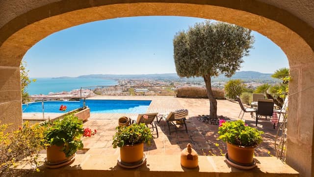 Villa  de estilo mediterráneo con vistas panorámicas al mar en La Corona, Jávea, a unos metros del Puerto.