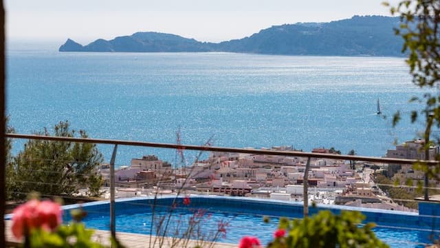 Villa  de estilo mediterráneo con vistas panorámicas al mar en La Corona, Jávea, a unos metros del Puerto.