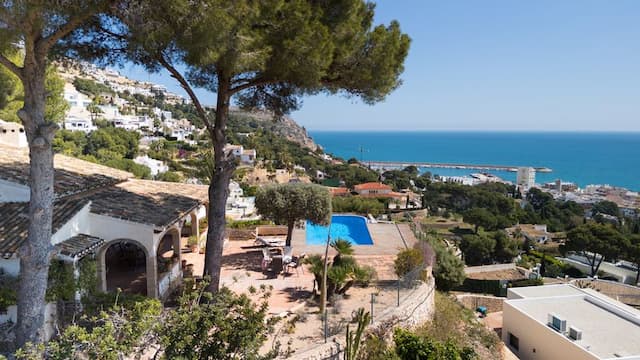 Villa  de estilo mediterráneo con vistas panorámicas al mar en La Corona, Jávea, a unos metros del Puerto.