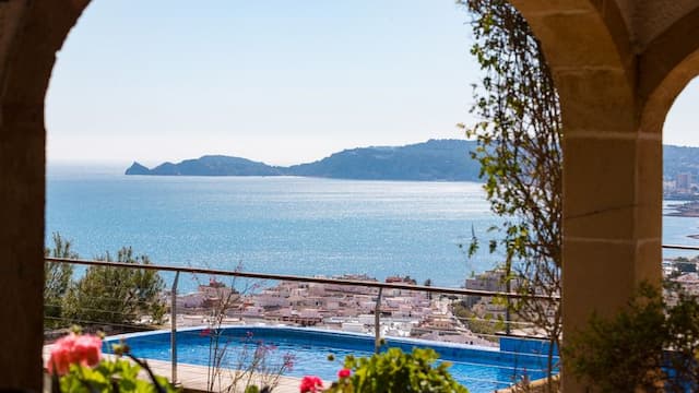 Villa  de estilo mediterráneo con vistas panorámicas al mar en La Corona, Jávea, a unos metros del Puerto.