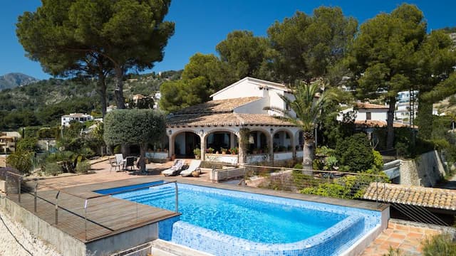 Villa  de estilo mediterráneo con vistas panorámicas al mar en La Corona, Jávea, a unos metros del Puerto.