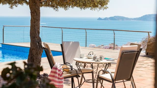 Villa  de estilo mediterráneo con vistas panorámicas al mar en La Corona, Jávea, a unos metros del Puerto.