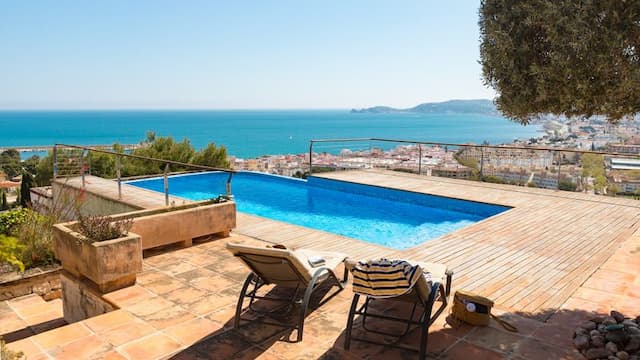 Villa  de estilo mediterráneo con vistas panorámicas al mar en La Corona, Jávea, a unos metros del Puerto.