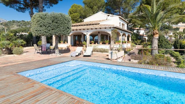 Villa  de estilo mediterráneo con vistas panorámicas al mar en La Corona, Jávea, a unos metros del Puerto.