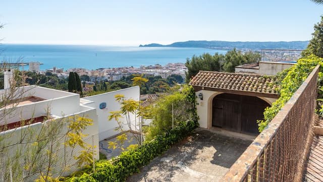 Villa  de estilo mediterráneo con vistas panorámicas al mar en La Corona, Jávea, a unos metros del Puerto.