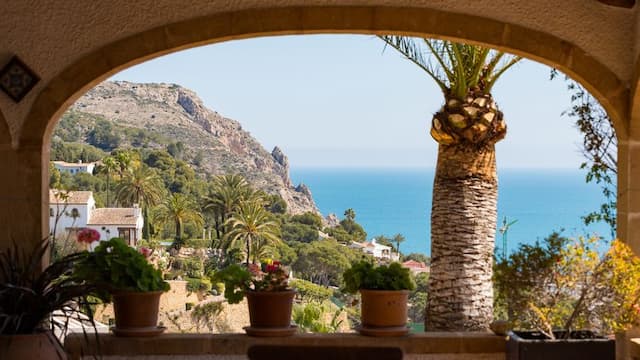 Villa  de estilo mediterráneo con vistas panorámicas al mar en La Corona, Jávea, a unos metros del Puerto.