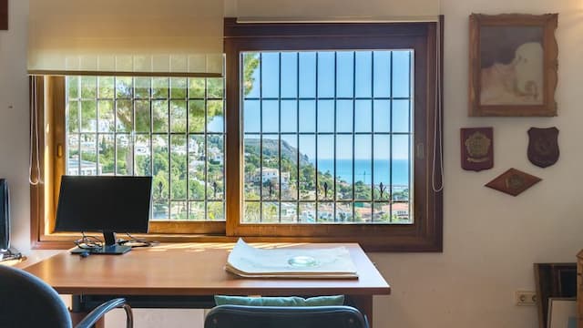 Villa  de estilo mediterráneo con vistas panorámicas al mar en La Corona, Jávea, a unos metros del Puerto.