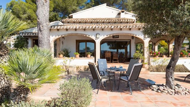 Villa  de estilo mediterráneo con vistas panorámicas al mar en La Corona, Jávea, a unos metros del Puerto.