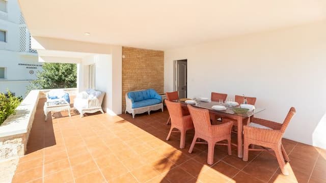 Niedawno odnowiony apartament na parterze, zaledwie kilka kroków od plaży Arenal w Jávea