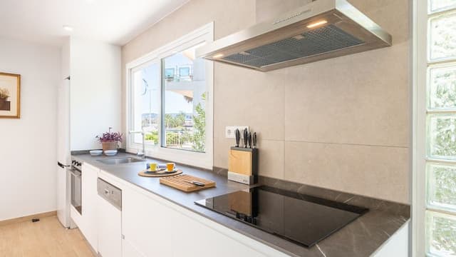 Niedawno odnowiony apartament na parterze, zaledwie kilka kroków od plaży Arenal w Jávea