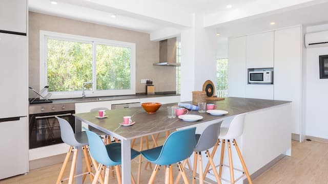 Niedawno odnowiony apartament na parterze, zaledwie kilka kroków od plaży Arenal w Jávea