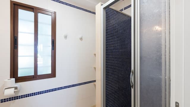 Niedawno odnowiony apartament na parterze, zaledwie kilka kroków od plaży Arenal w Jávea