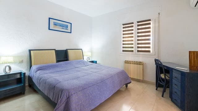 Villa à vendre à Pinosol, Jávea, avec piscine et jardin privés, trois chambres et terrasses exposées sud et sud-ouest.