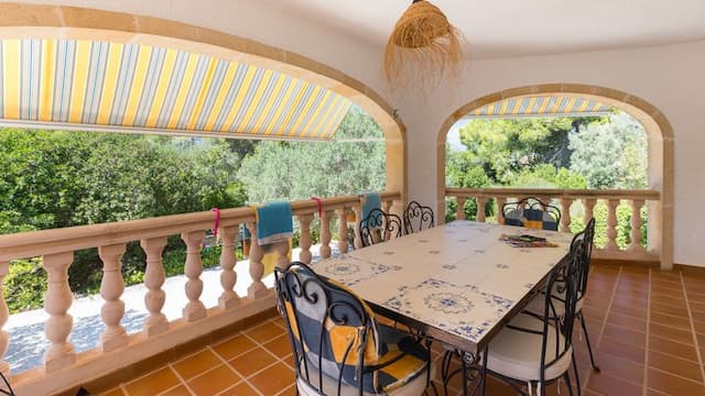 Villa à vendre à Pinosol, Jávea, avec piscine et jardin privés, trois chambres et terrasses exposées sud et sud-ouest.