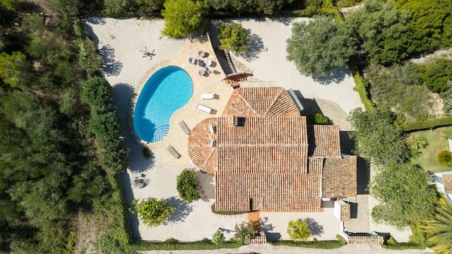Villa à vendre à Pinosol, Jávea, avec piscine et jardin privés, trois chambres et terrasses exposées sud et sud-ouest.