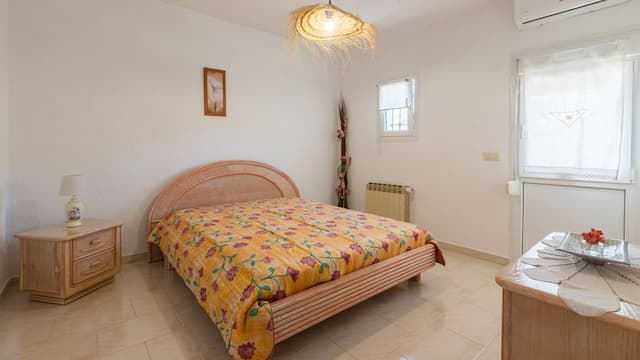 Villa à vendre à Pinosol, Jávea, avec piscine et jardin privés, trois chambres et terrasses exposées sud et sud-ouest.