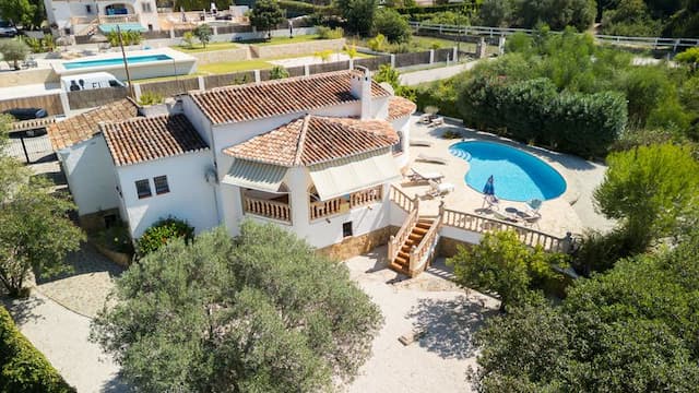 Villa à vendre à Pinosol, Jávea, avec piscine et jardin privés, trois chambres et terrasses exposées sud et sud-ouest.